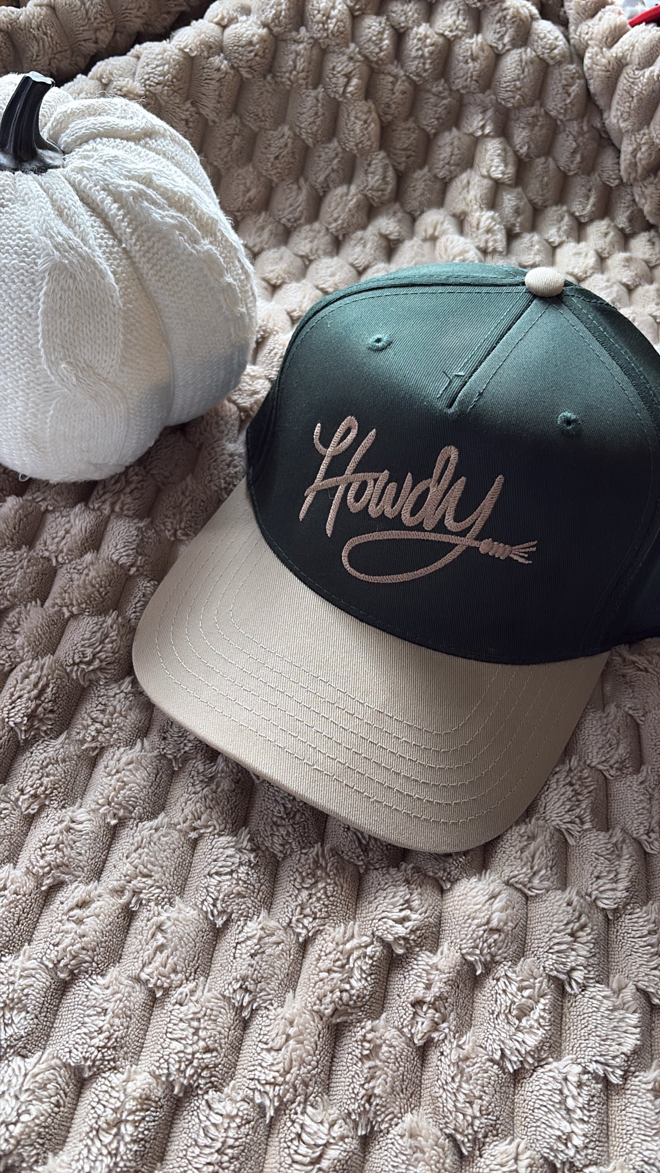 Howdy - Embroidered trucker hat